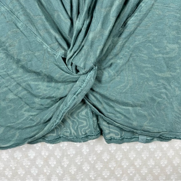 Lululemon Blue Sheer Swirl Print Twist Front Tee - Picture 3 of 5
